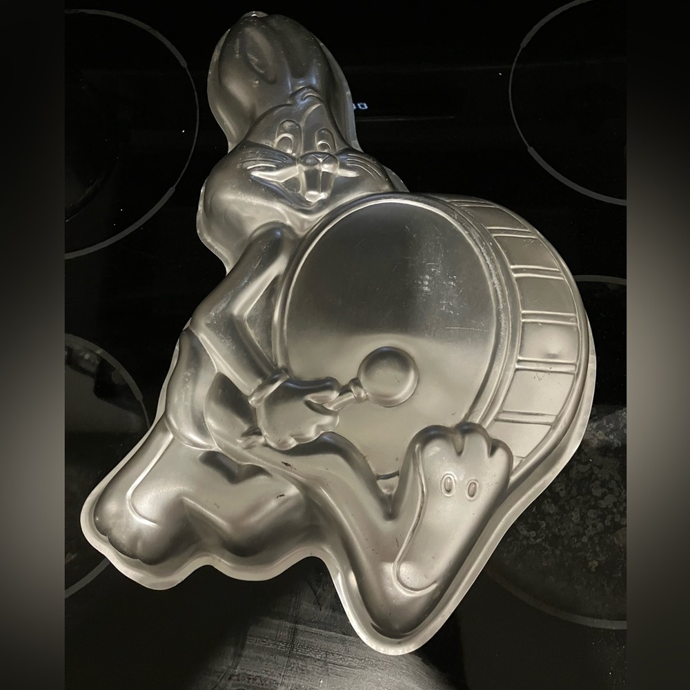 Vintage 1983 Wilton Aluminum Bugs Bunny Character Cake Pan